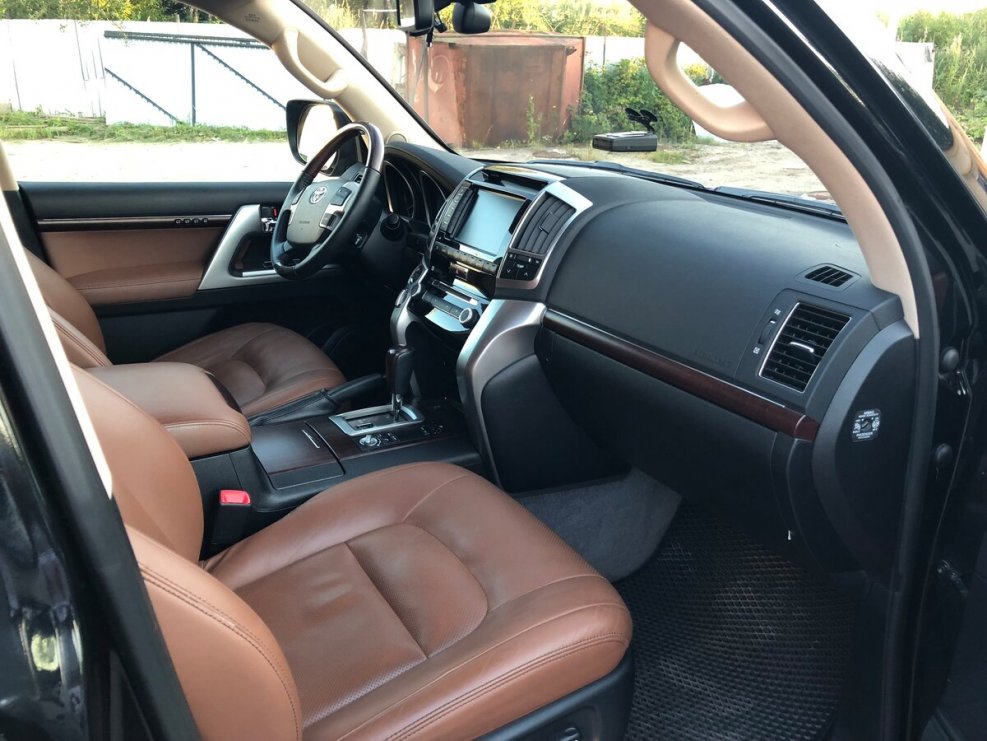 Toyota Land Cruiser 200 Interior Tuning