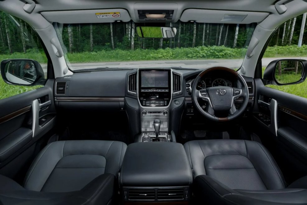 Toyota Land Cruiser 300 салон