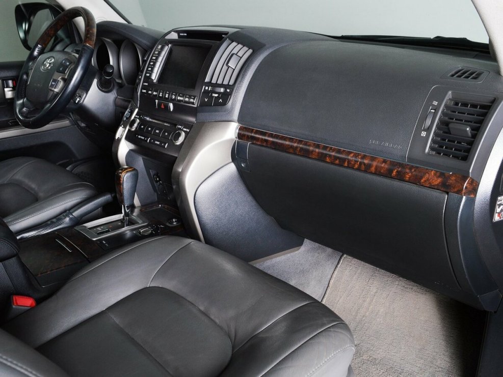 Toyota Land Cruiser 200 салон