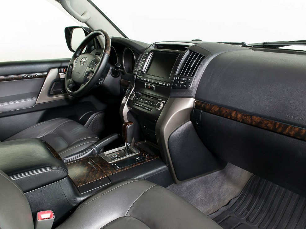 Toyota Land Cruiser 300 2021 салон