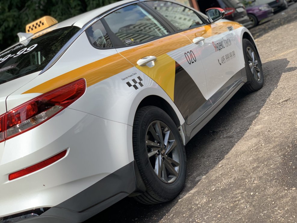 Kia Rio такси желтое