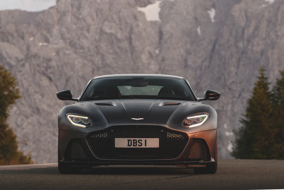 Астон Мартин DBS 2019