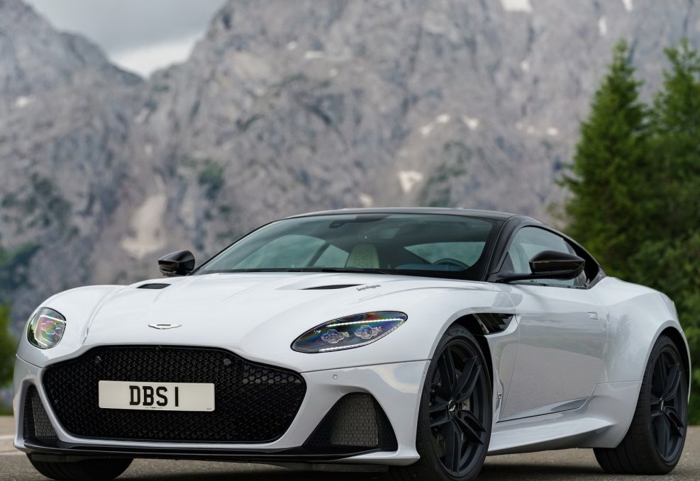 Астон Мартин Superleggera