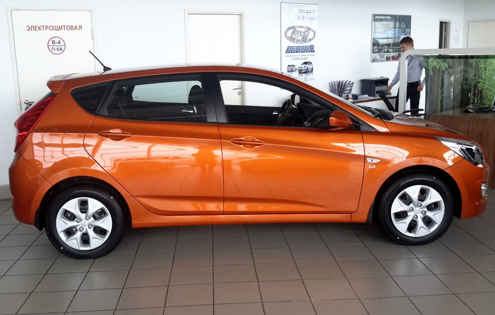 Hyundai Solaris 2011 Orange