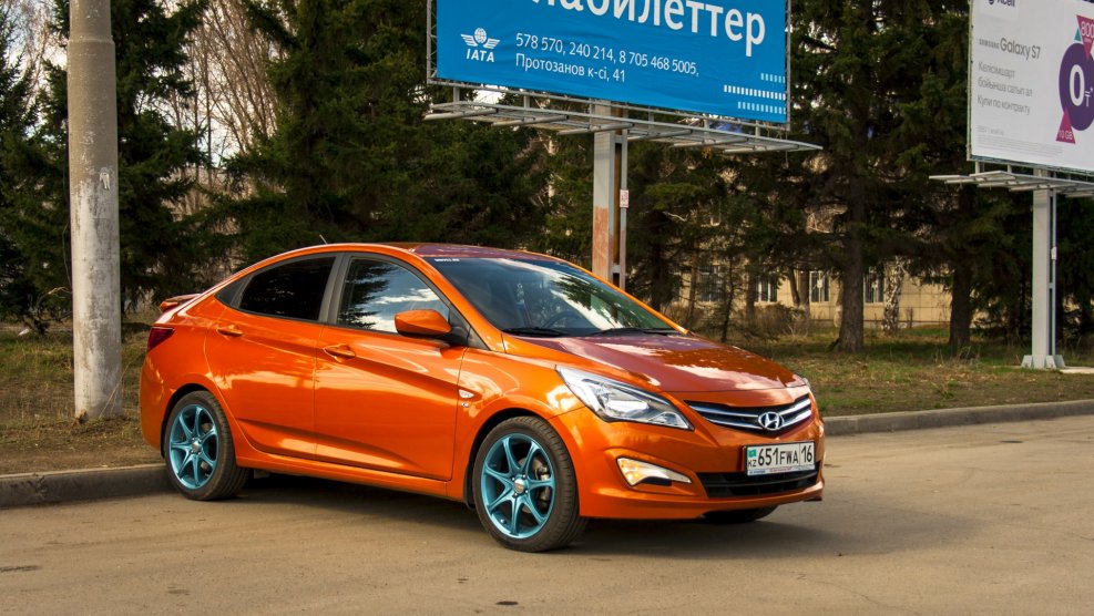 Hyundai Solaris седан оранжевый