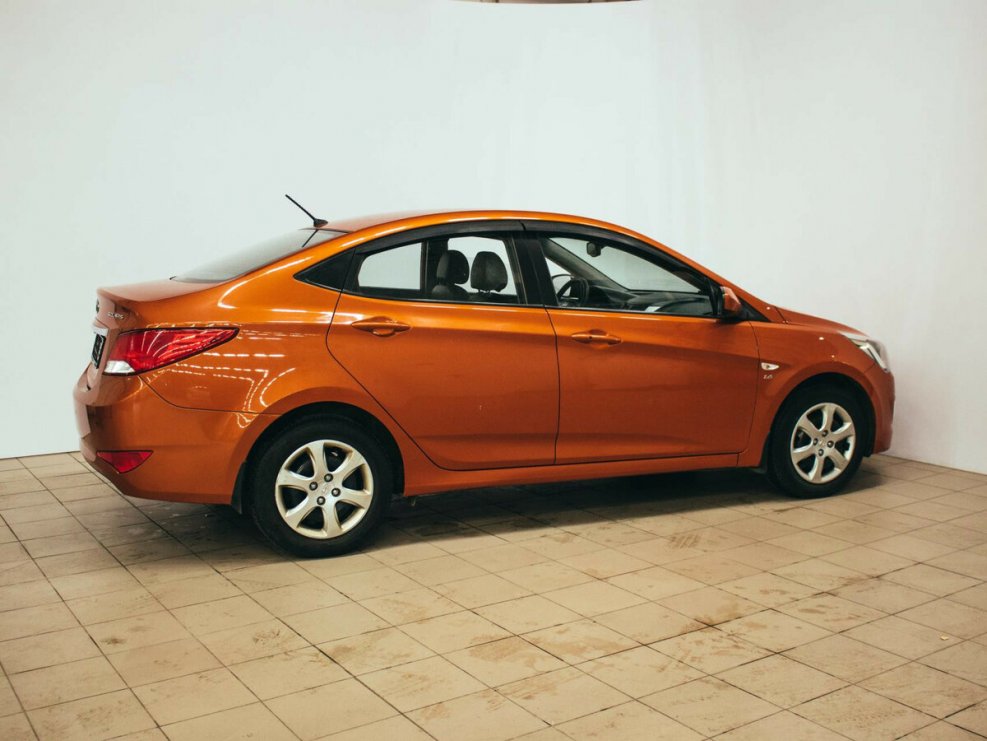 Hyundai Solaris 2015 оранжевый