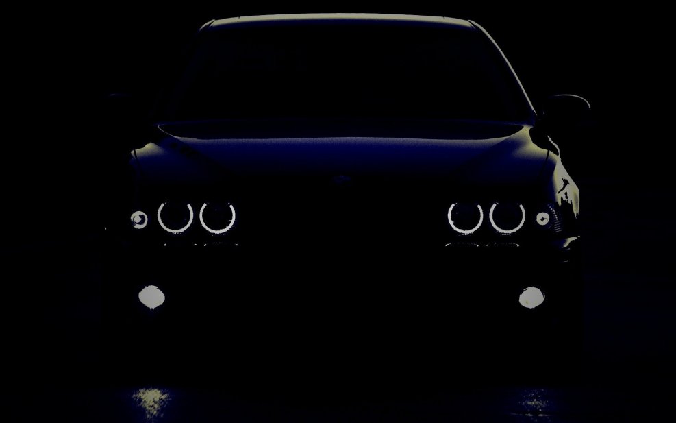 BMW на черном фоне