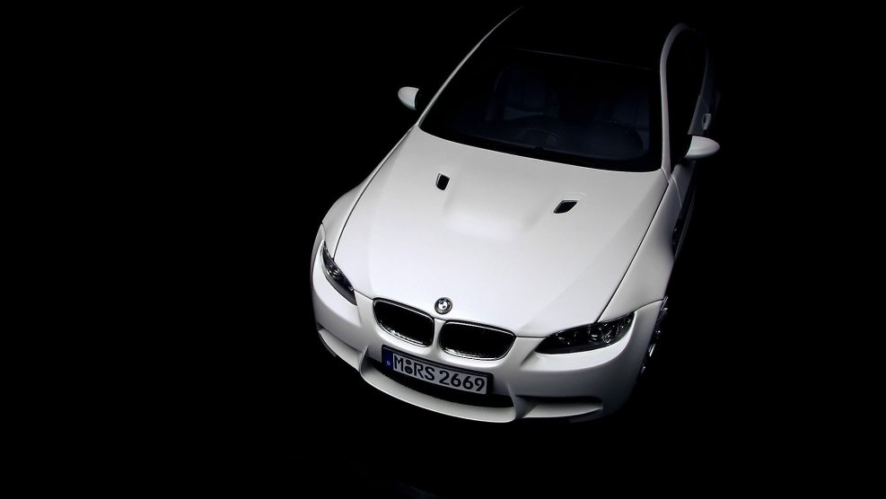 BMW на черном фоне