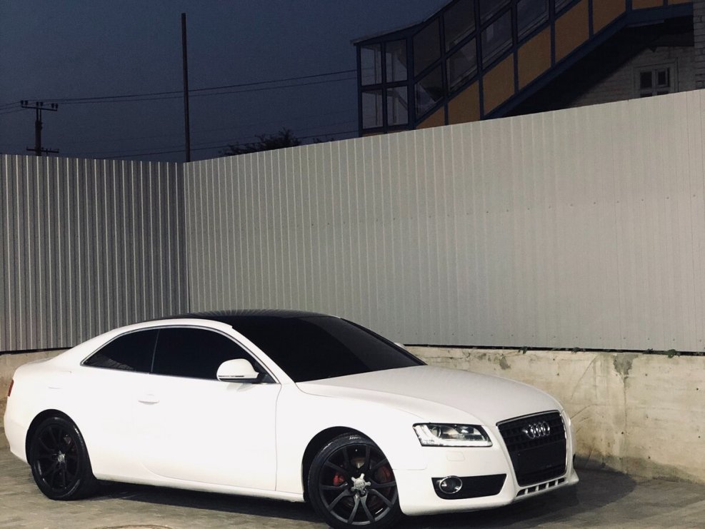 Белая Ауди а5 2008 с черной крышей