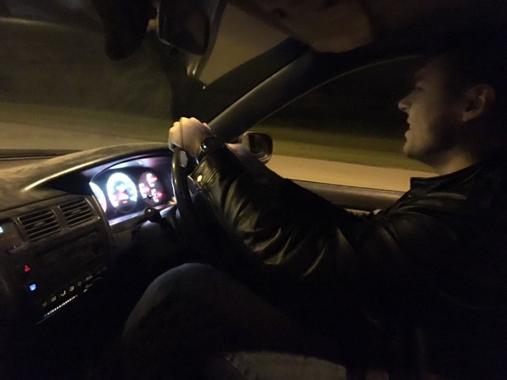 Девушка в машине ночью