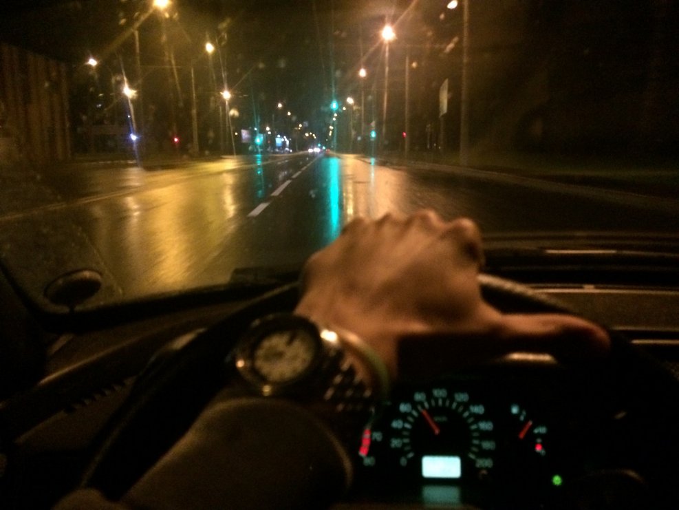 Парень в машине ночью