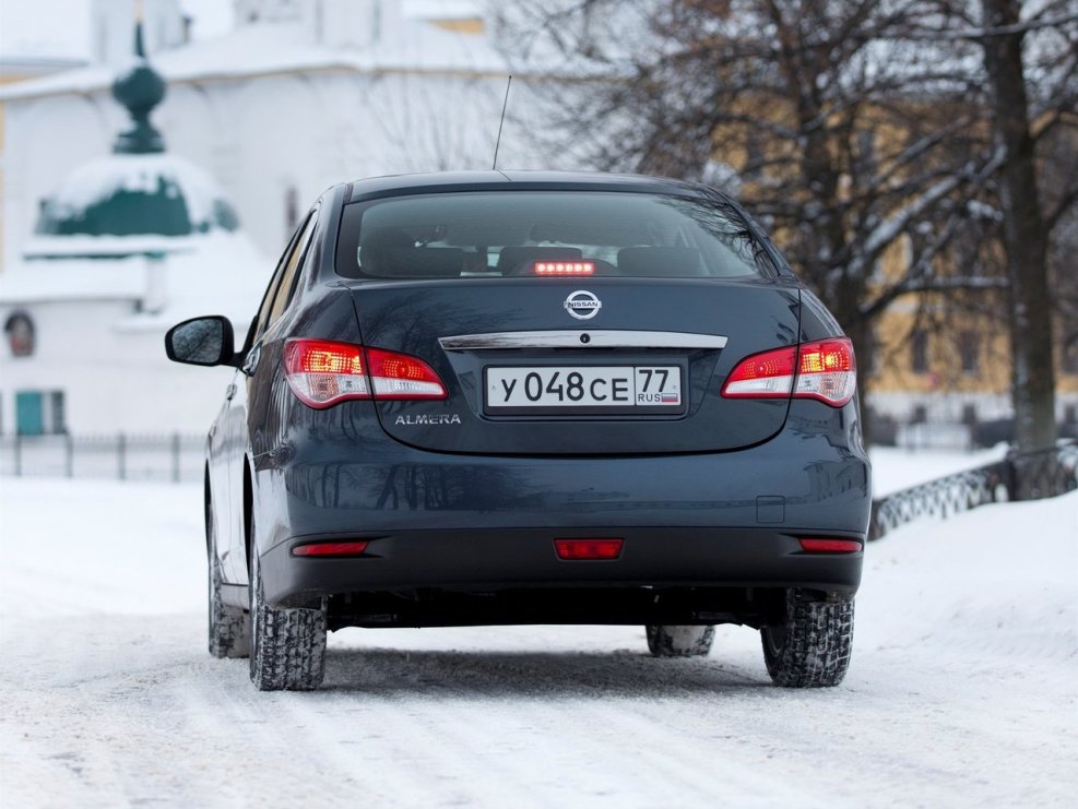 Nissan Almera сзади
