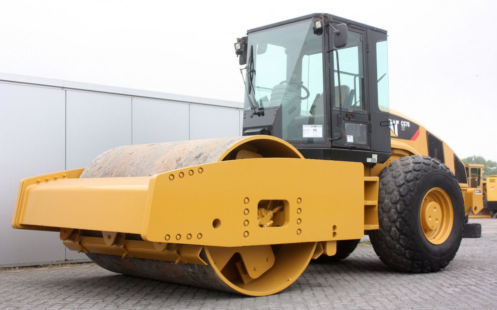 Каток дорожный Caterpillar cs76