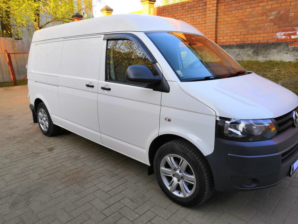 Multivan Volkswagen красно-белый