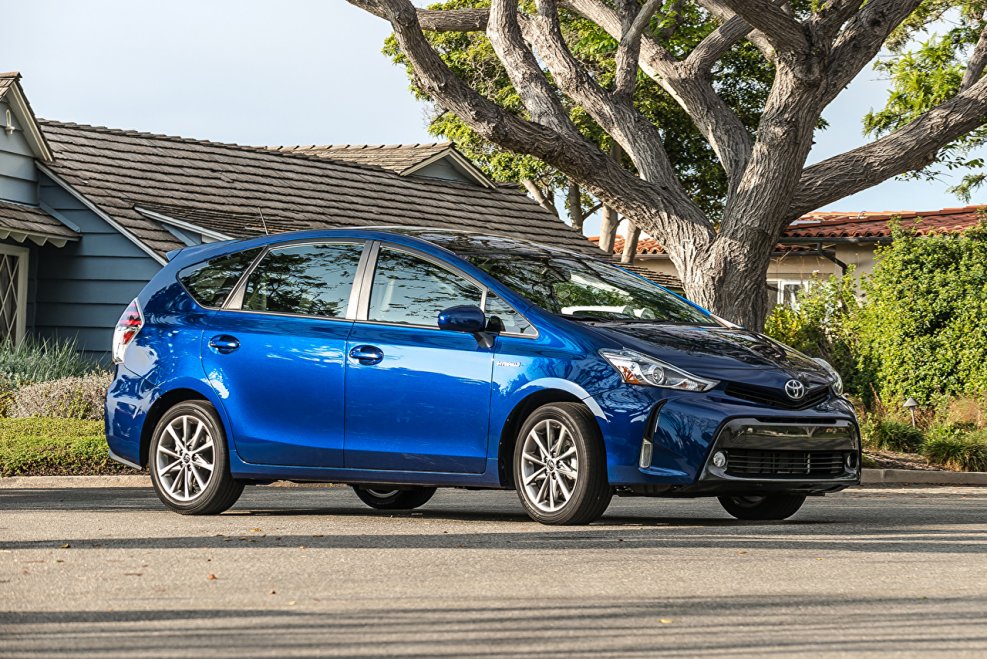 Toyota Prius v 2016