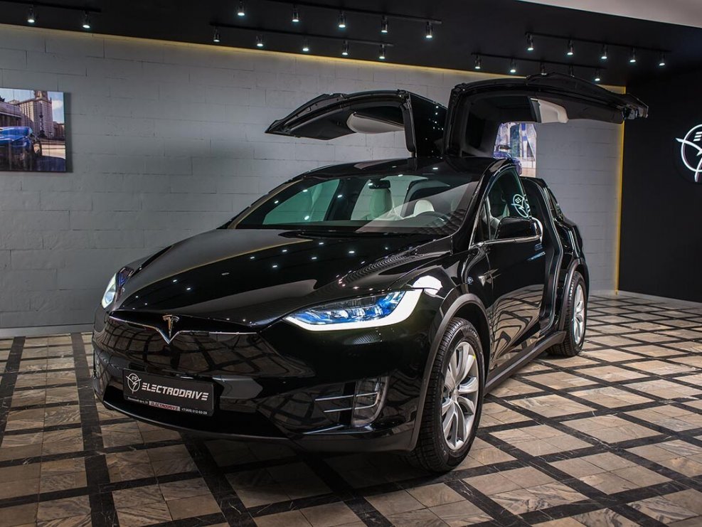 Машина Tesla model s