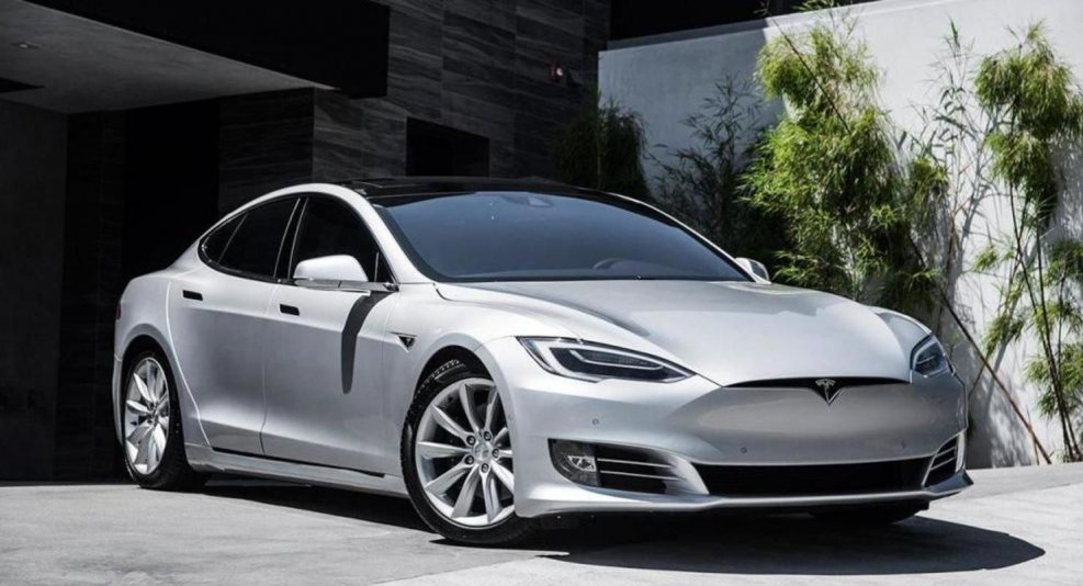 Машина Tesla model s