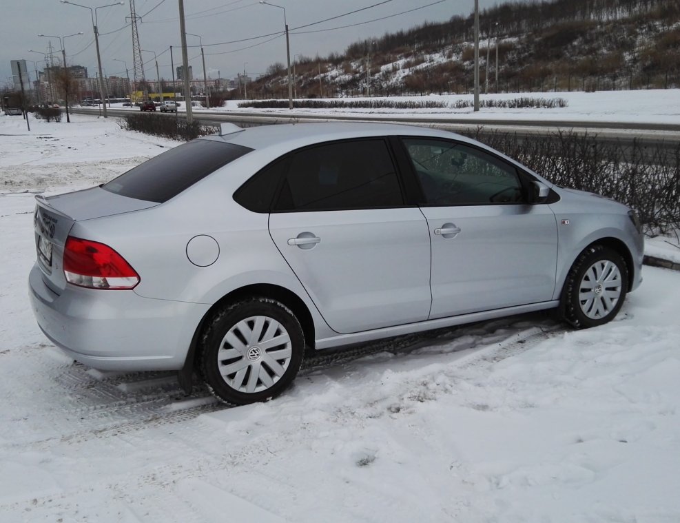 VW Polo sedan серебристый хром пакет