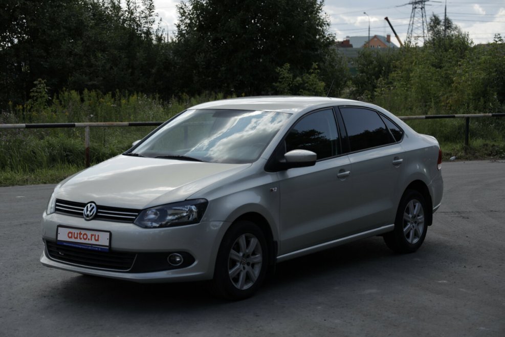 VW Polo sedan серебристый