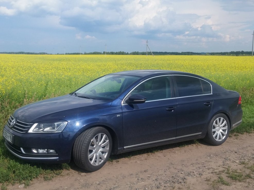 Volkswagen Passat синий