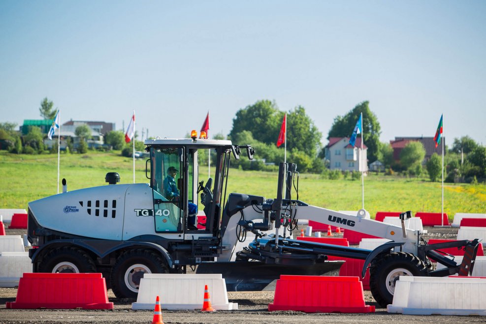 Автогрейдер TG 140