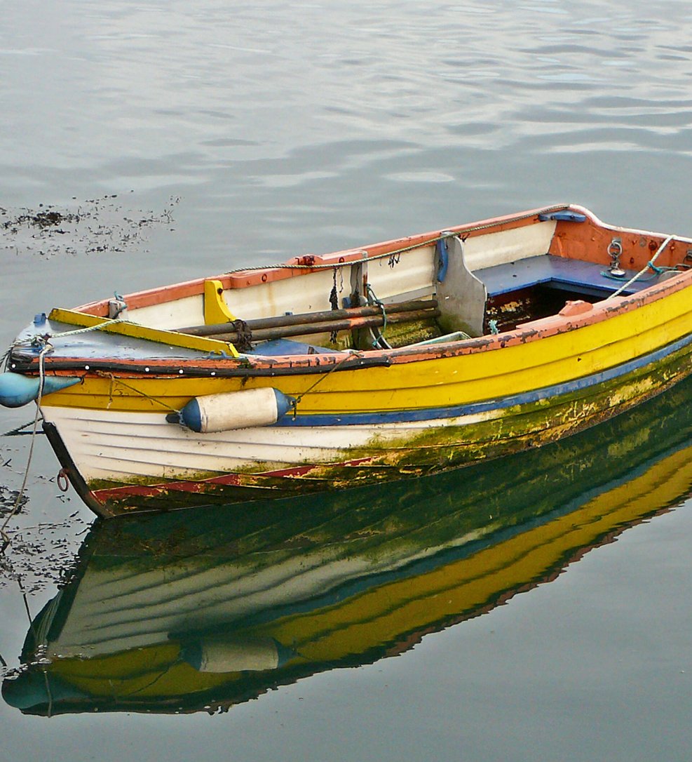 Лодка деревянная в море