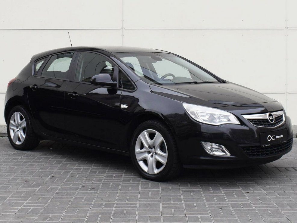 Opel Astra j 2010 черная