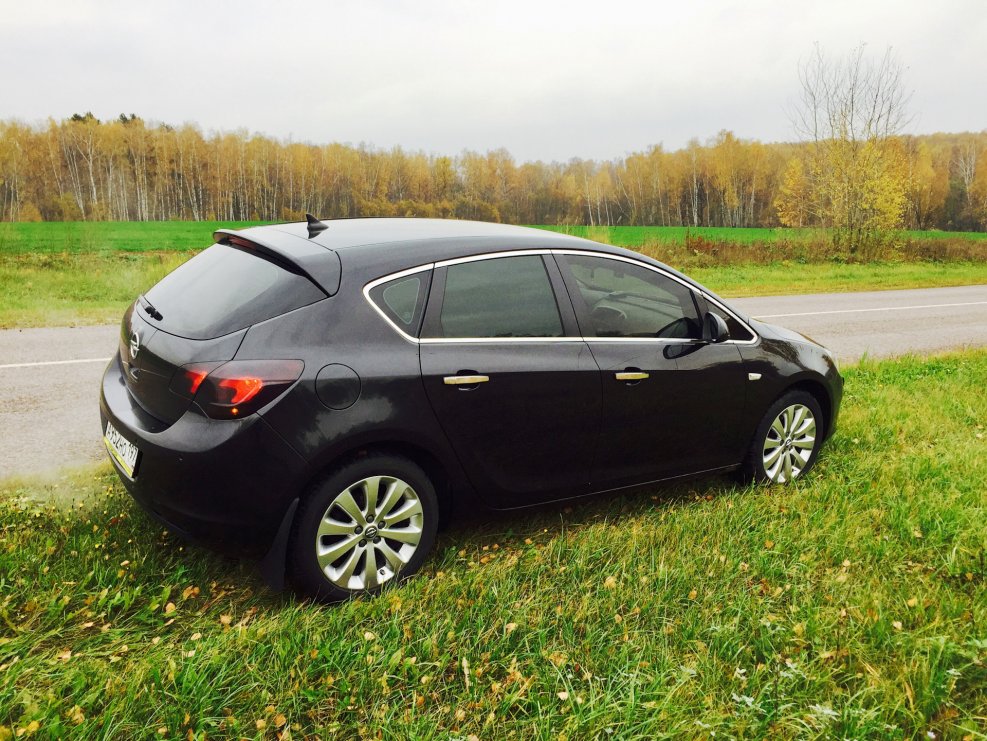 Opel Astra j черный