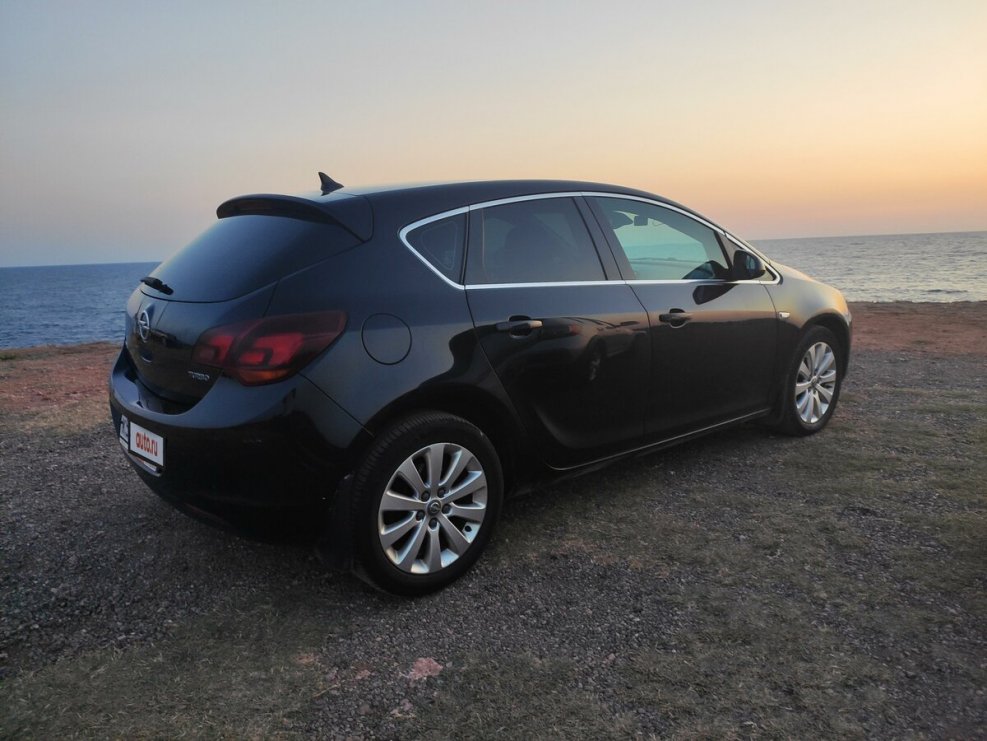 Opel Astra j 2011 хэтчбек