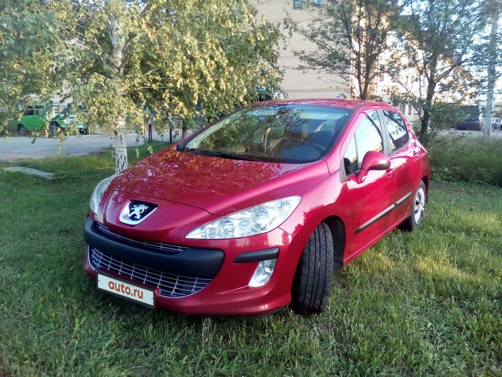 Пежо 308 2021 красного цвета