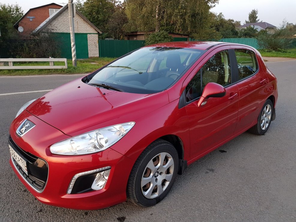 Пежо 308 красный с панорамной крышей