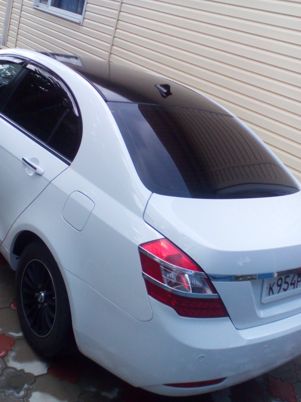 Белый Geely Emgrand ec7 с чёрной крышей
