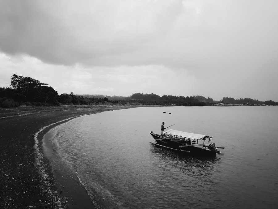 Сумерки море лодка черно белое