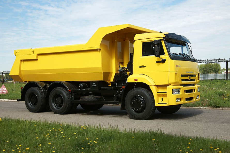Грузовой самосвал КАМАЗ 6520