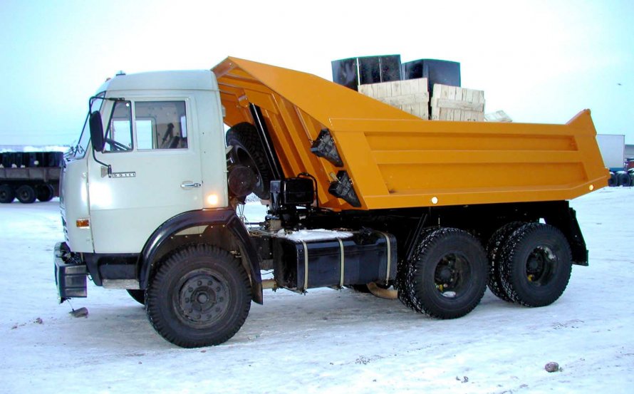 Самосвал КАМАЗ 55111 со снегом