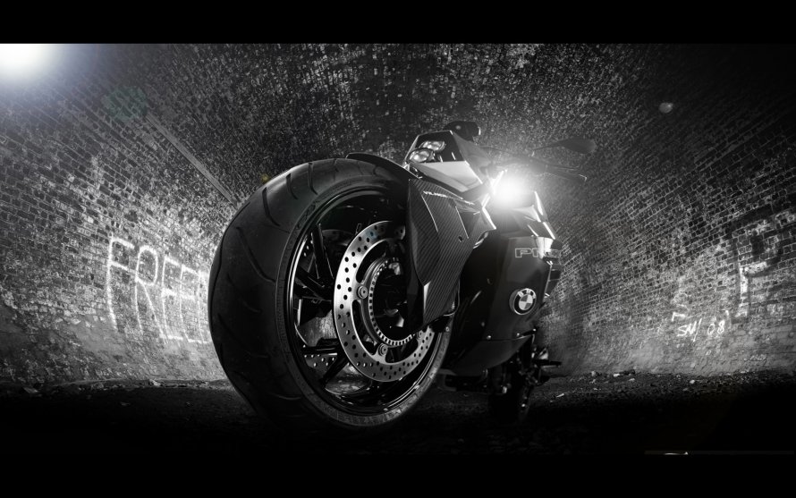Мотоцикл на черном фоне