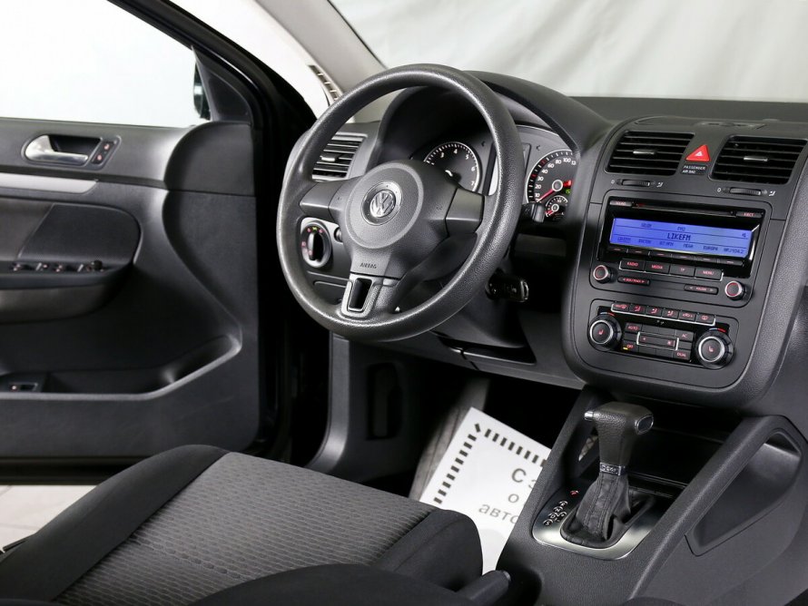 Volkswagen Jetta 5 2010 салон
