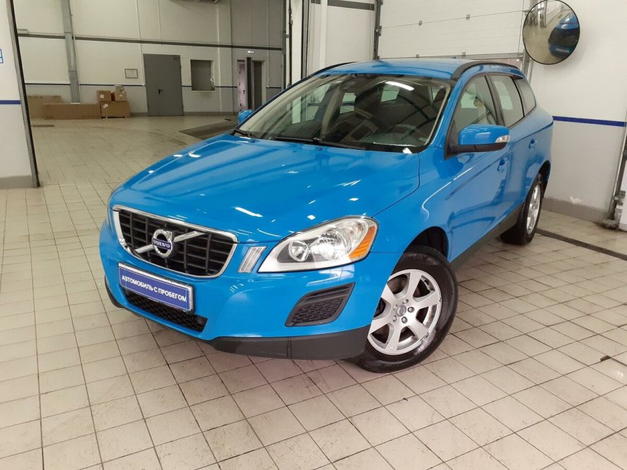 Вольво голубого цвета xc60