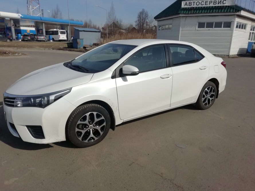 Toyota Corolla e170 серебристая