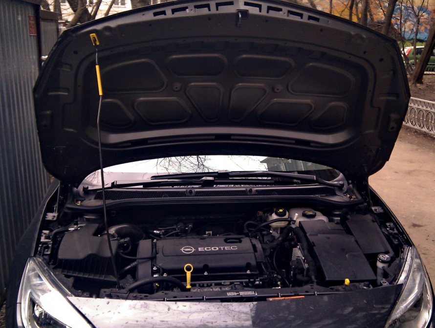 Открытый капот Opel Astra j