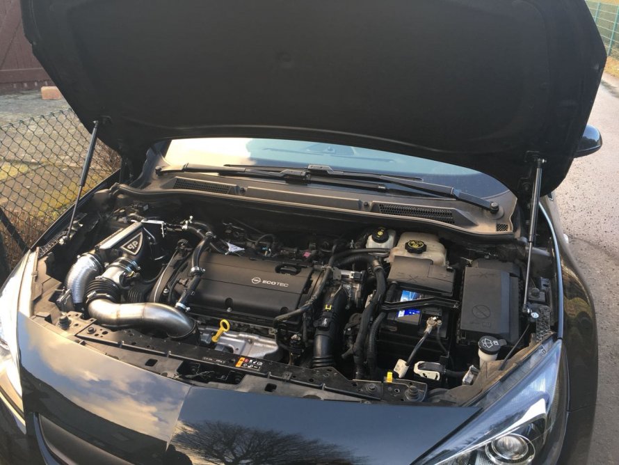 Открытый капот Opel Astra j