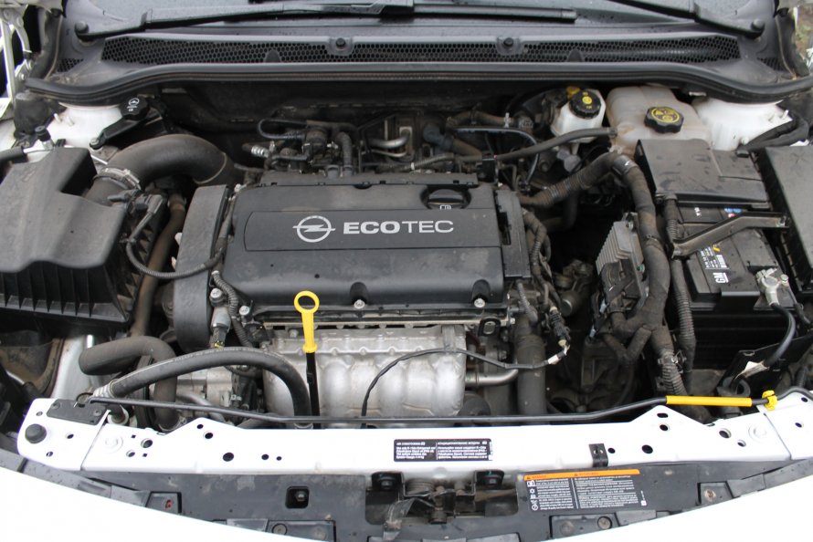 Opel Astra j подкапотное пространство