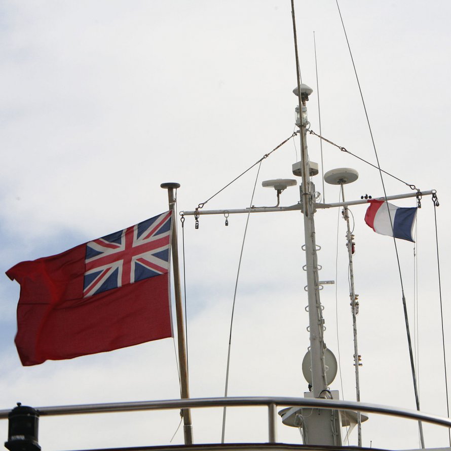 Право флага судна. Красный Флан на Корале. Красный флаг на корабле. Гюйс на корабле. Флаг и гюйс на корабле.