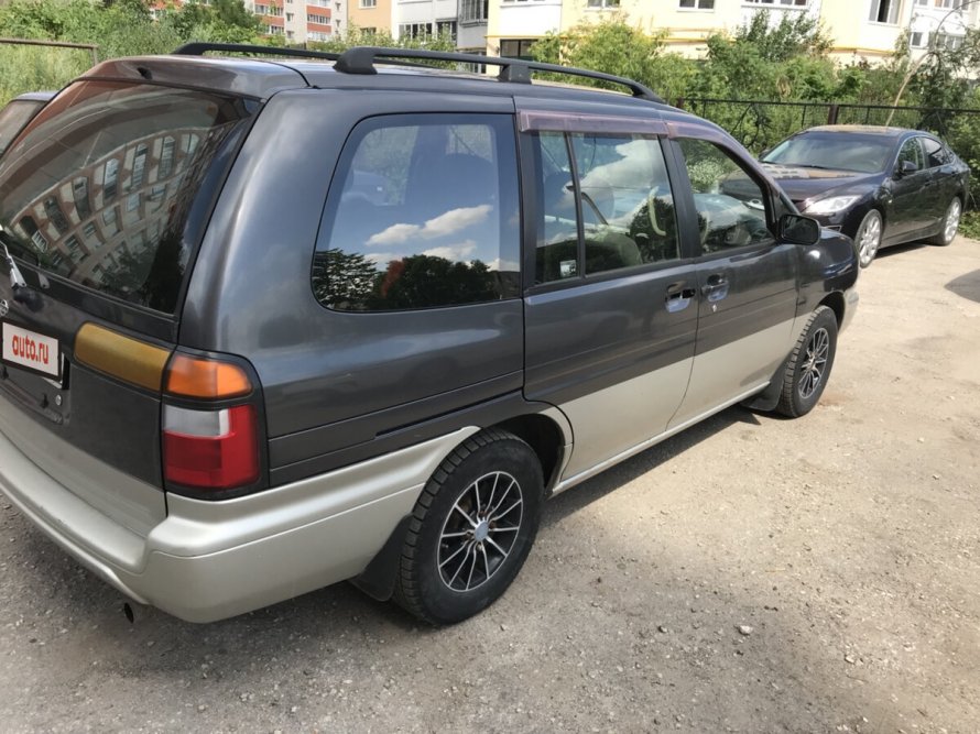 Nissan Prairie m11
