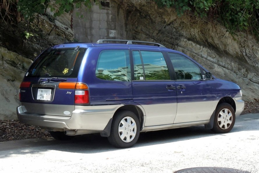Nissan Prairie, 1995