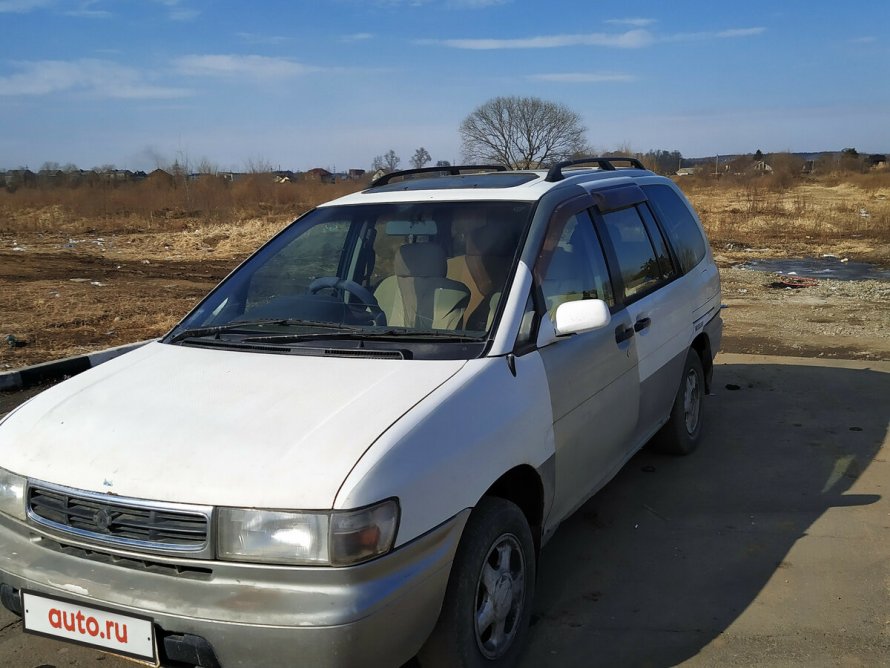 Nissan Prairie m11