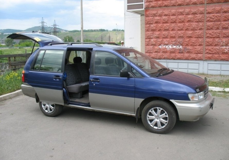 Nissan Prairie m11