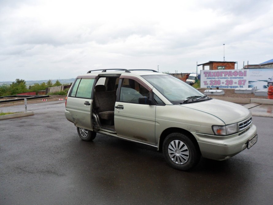 Nissan Prairie II (m11)