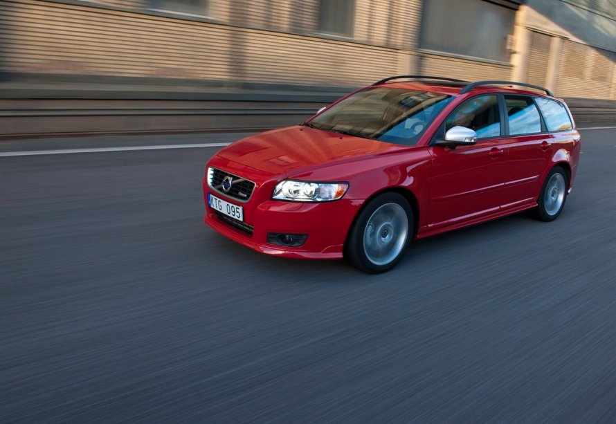 Volvo v50 красный