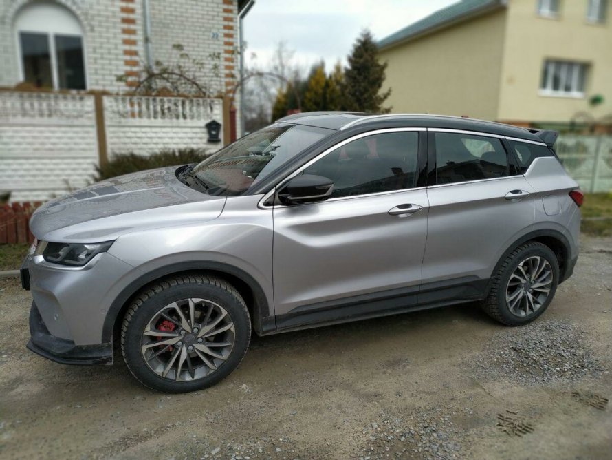 Geely Coolray серебро